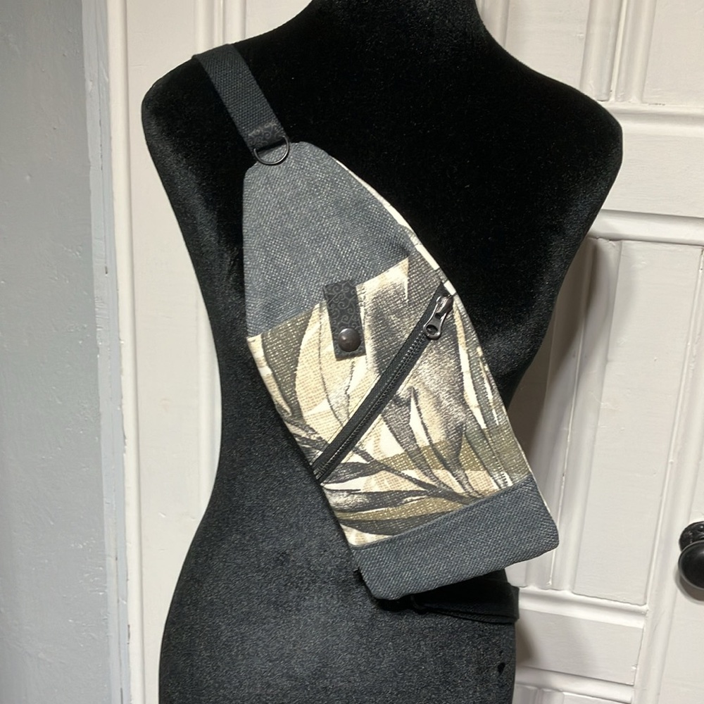 Sling/Crossbody Bag Gray/Green/Ivory/Black